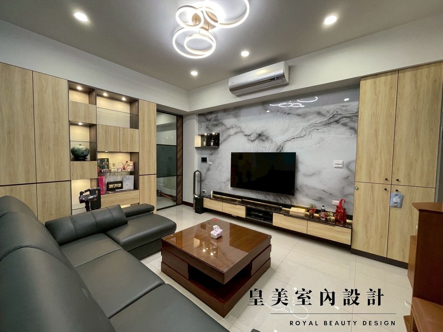 高雄-鳳山區-兩房大樓-新屋裝潢5-皇美作品.jpg 皇美室內設計在高雄鳳山區的新屋作品,客廳與餐廳呈現清新北歐風格,搭配淺色木地板與莫蘭迪色系沙發