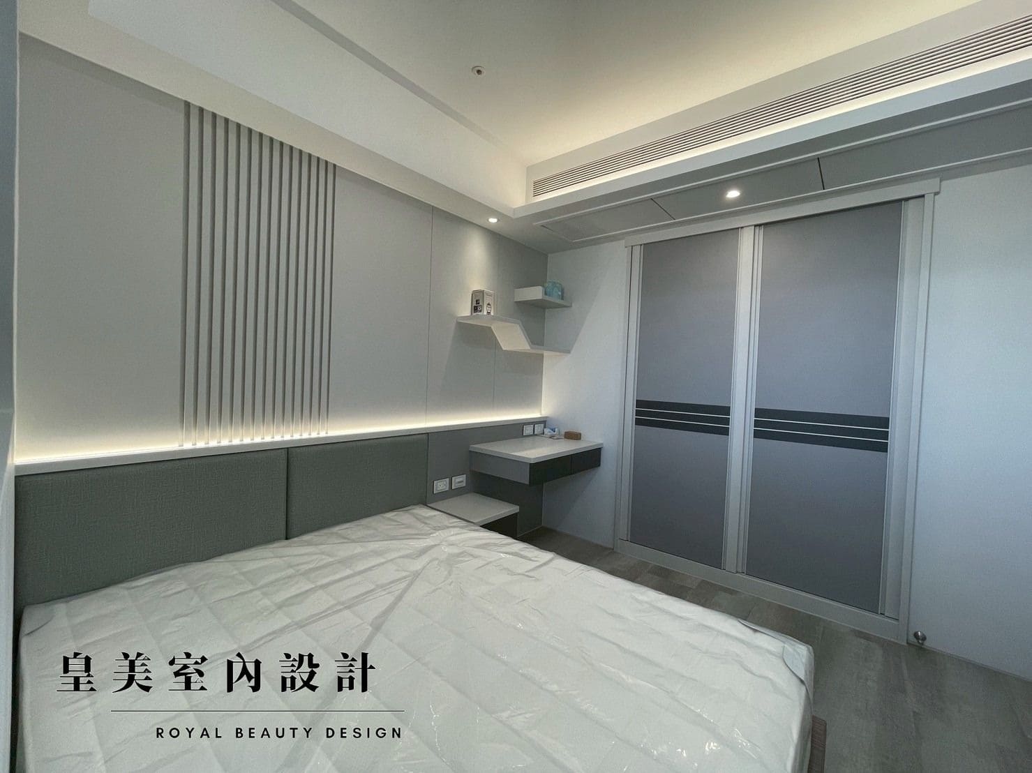 高雄-苓雅區-新成屋大樓-室內設計.jpg 皇美室內設計在高雄苓雅區的作品,客廳採用現代簡約風格搭配木質電視牆